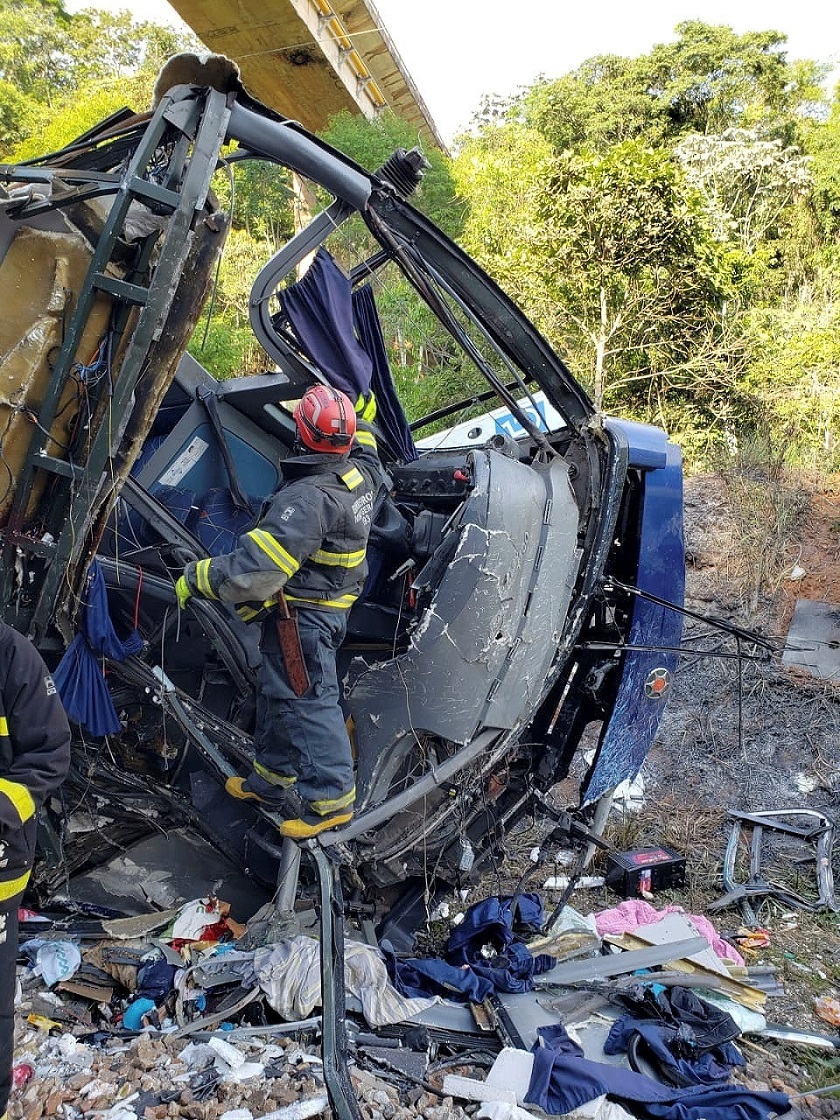 Un bus de Localima Turismo cayó de una altura de 23 metros en Minas Gerais, murieron 18 personas