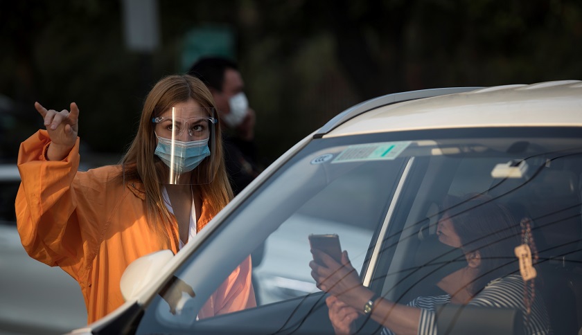 La tasa de positividad de covid-19 en Chile sube a 5,6 %, la más alta desde octubre