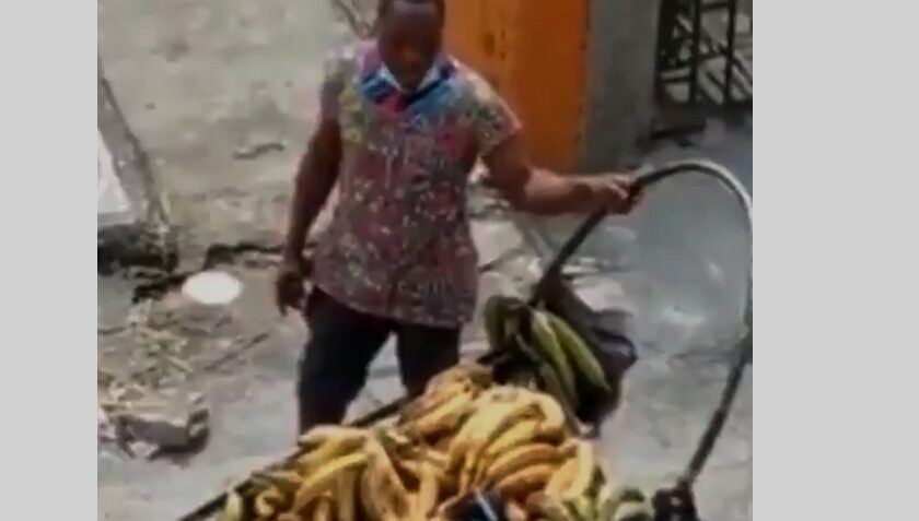 Edison Mosquera es el hombre que sale vendiendo plátanos y pidiendo ayuda en Colombia