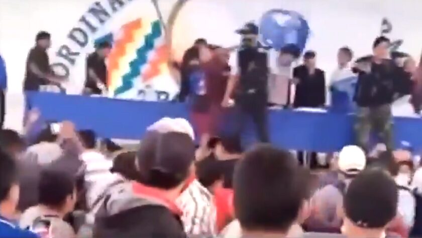 El sillazo que le pegaron a Evo Morales en el lomo cuando estaba en una reunión en Lauca Ñ