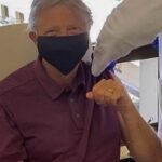 Bill Gates mostró en sus redes sociales que ya se puso la vacuna anticovid.