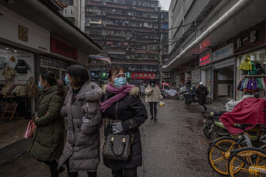 China lucha por frenar al virus un año después del histórico cierre de Wuhan