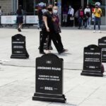 Con lápidas hacen campaña de sensibilización por coronavirus en Bogotá