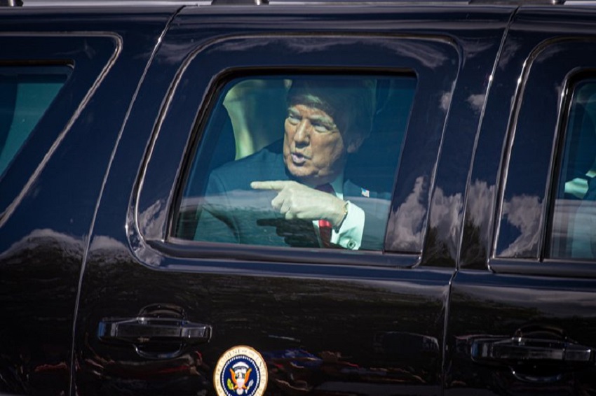 maletín nuclear - El expresidente de Estados Unidos Donald Trump es visto en un auto a su llegada a West Palm Beach
