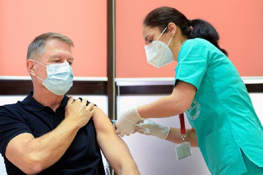El presidente rumano Klaus Iohannis desata pasiones tras enseñar músculo al vacunarse