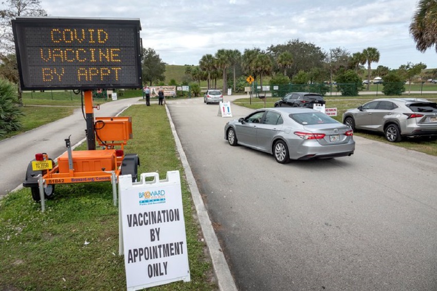 Florida, con casi 18.000 casos nuevos, crea más centros de vacunación