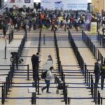 Fotografía de pasajeros en el aeropuerto Internacional Jorge Chávez de Lima (Perú). EFE