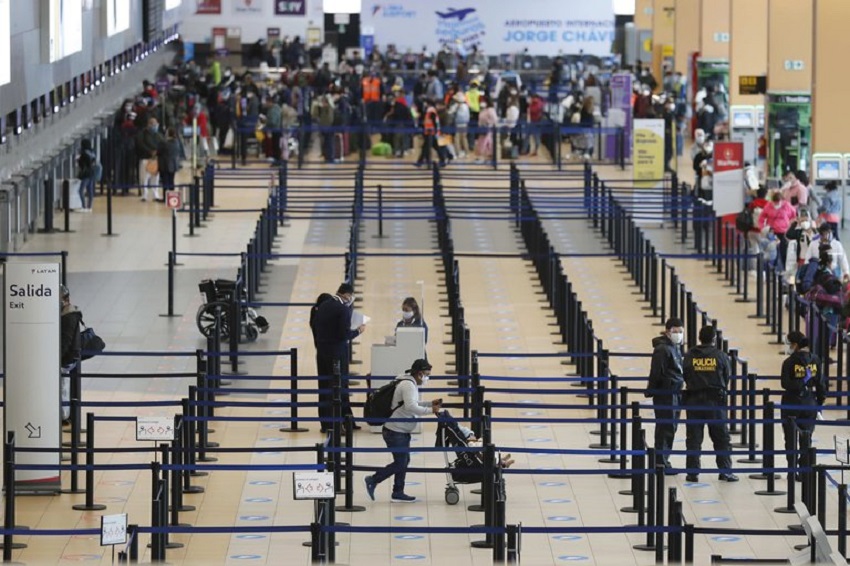 Fotografía de pasajeros en el aeropuerto Internacional Jorge Chávez de Lima (Perú). EFE