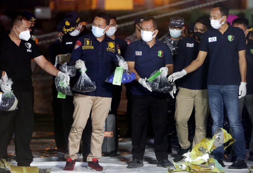 Indonesia trata de recuperar las cajas negras del avión siniestrado