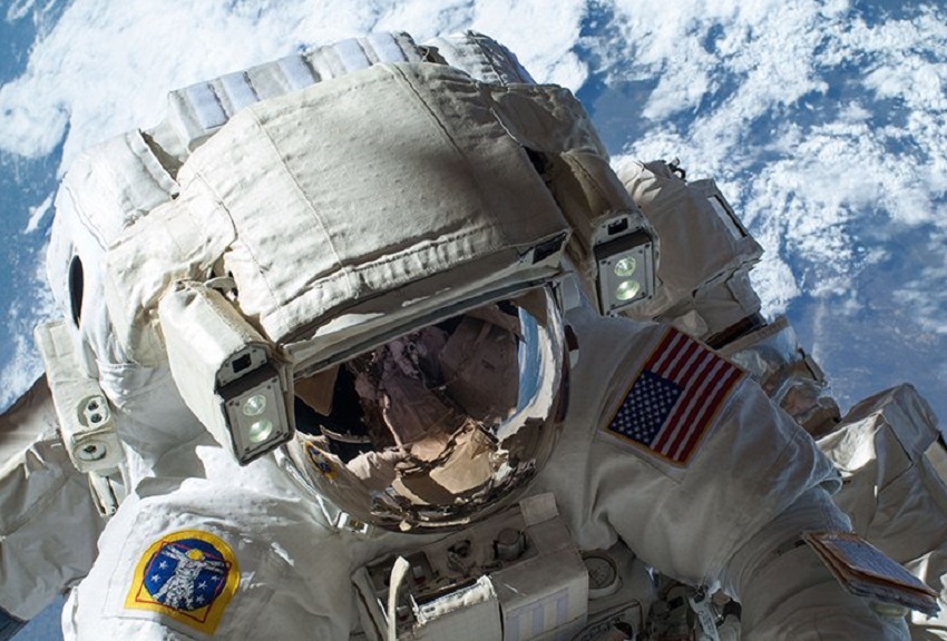 Astronautas salen de la estación internacional para tareas en "Bartolomeo"