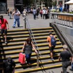 Trabajadores del metro en Chile piden que se priorice su vacunación anticovid