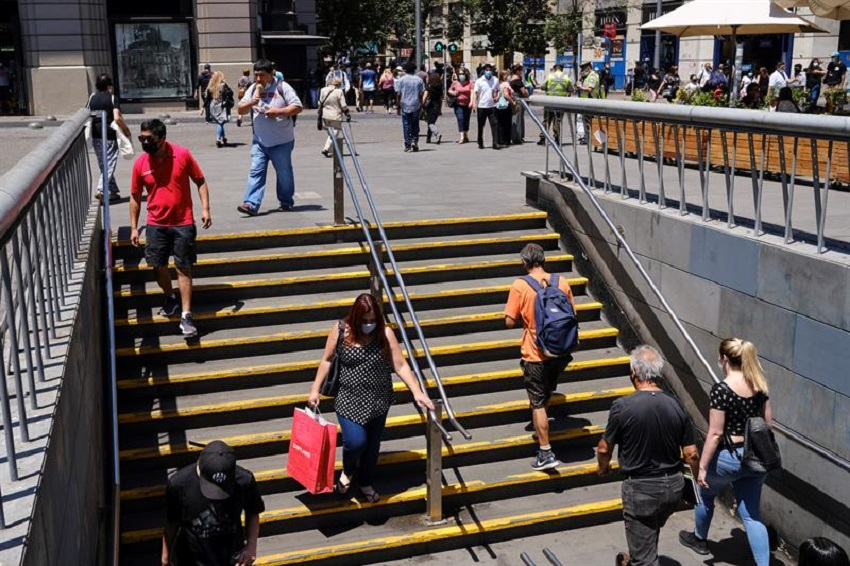 Trabajadores del metro en Chile piden que se priorice su vacunación anticovid