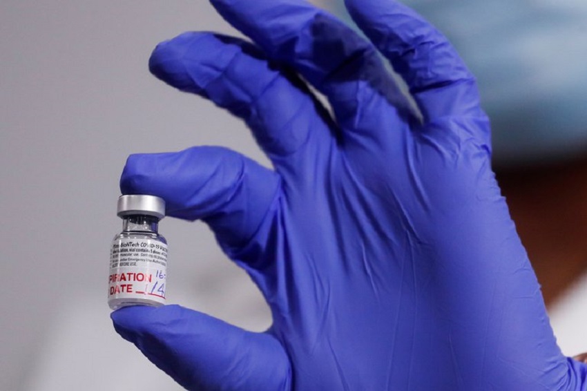 En Pfizer advierten que "probablemente" será necesaria una tercera dosis - Vista de un trabajador sanitario preparando un dosis de la vacuna de Pfizer-BioNTech contra la covid-19 en el Long Island Jewish Medical Center, en Nueva York, este 4 de enero de 2021.