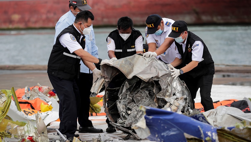 Indonesia suspende temporalmente la búsqueda de restos del avión accidentado