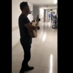 Alex Campos canta “Al taller del maestro” en la UCI donde hospitalizaron a su padre