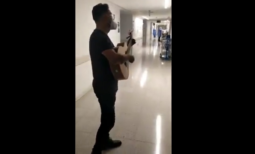 Alex Campos canta “Al taller del maestro” en la UCI donde hospitalizaron a su padre