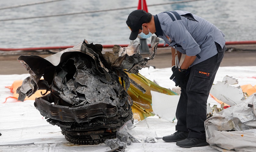 Encuentran una de las cajas negras del vuelo SJ-182 que cayó al mar con 62 personas en Indonesia