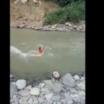 Así arriesgan la vida los Emberá Chamí de Pueblo Rico tratando de pasar un río