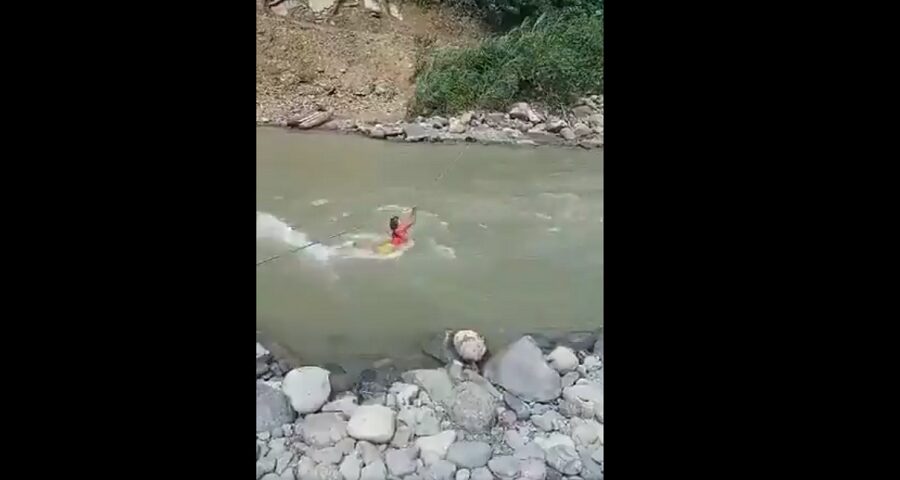 Así arriesgan la vida los Emberá Chamí de Pueblo Rico tratando de pasar un río