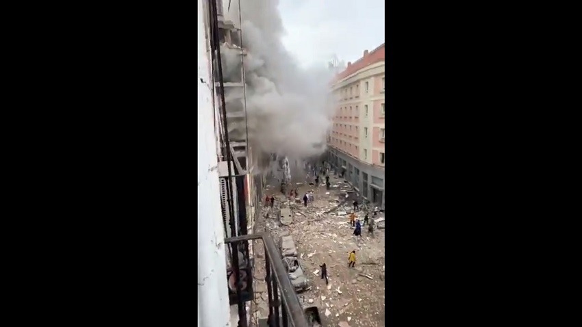 Cae todo el frente de un edificio tras explosión en la calle Toledo de Madrid en España