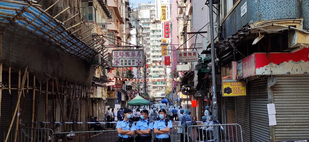 Miles de habitantes de Hong Kong fueron confinados para contener un nuevo brote de COVID-19
