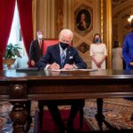 Joe Biden firma los primeros documentos como presidente de Estados Unidos
