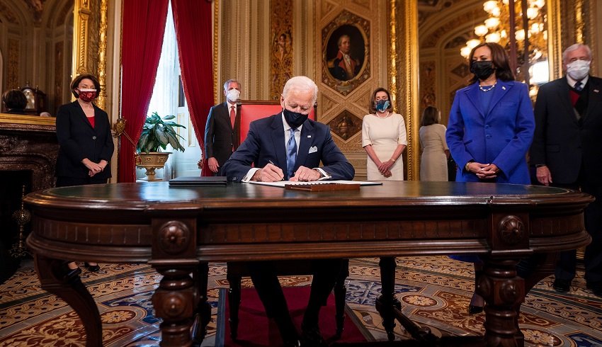 Joe Biden firma los primeros documentos como presidente de Estados Unidos