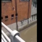 Joven se lanza al río Medellín desde el Metro para quitarse la vida y lo logra