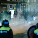 Países Bajos vive otra noche de disturbios contra el toque de queda por COVID-19