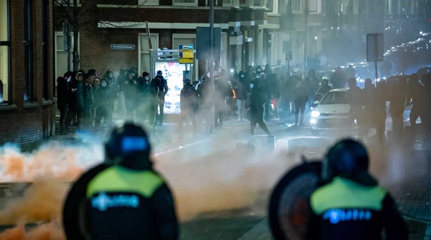 Países Bajos vive otra noche de disturbios contra el toque de queda por COVID-19