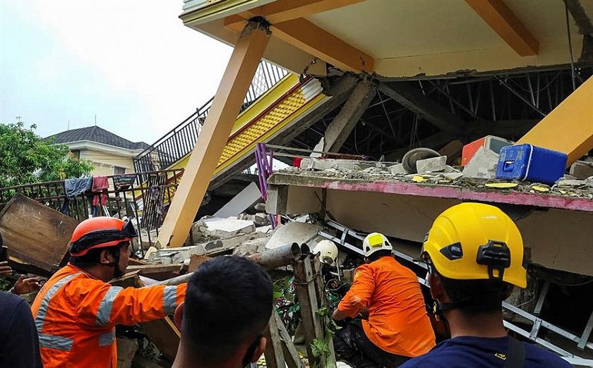 Fuerte temblor de 6.2 grados deja al menos 34 muertos en Indonesia