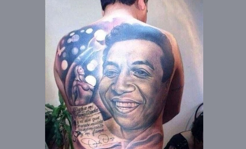 El enorme tatuaje de Diomedes Díaz en la espalda de un seguidor que costó 9 millones