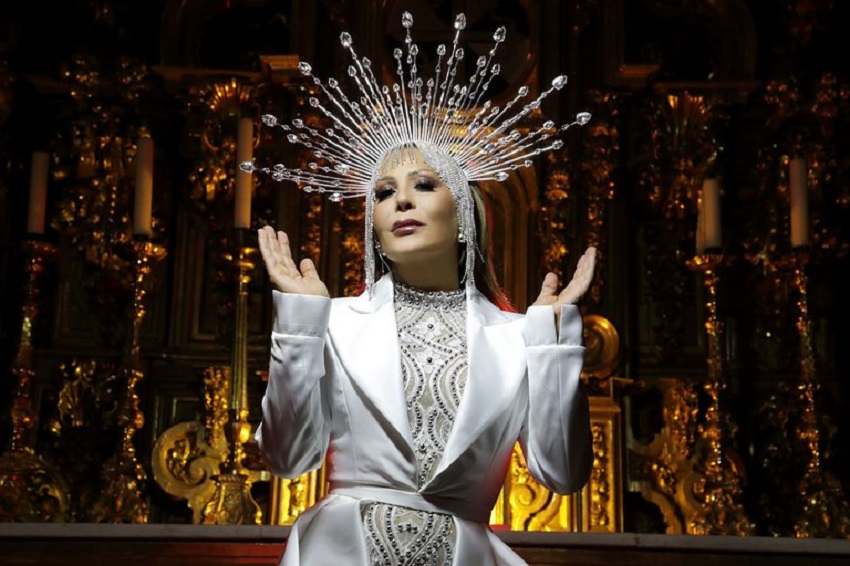 Fotografía promocional cedida por Pavel Anton donde aparece la cantautora mexicana Alejandra Guzmán quien lanzó este viernes la canción "Lado Oscuro", el primer sencillo de su próximo disco en el que asegura que regresa su "sonido original" y con el que quiere concienciar y alegrar a su público. EFE