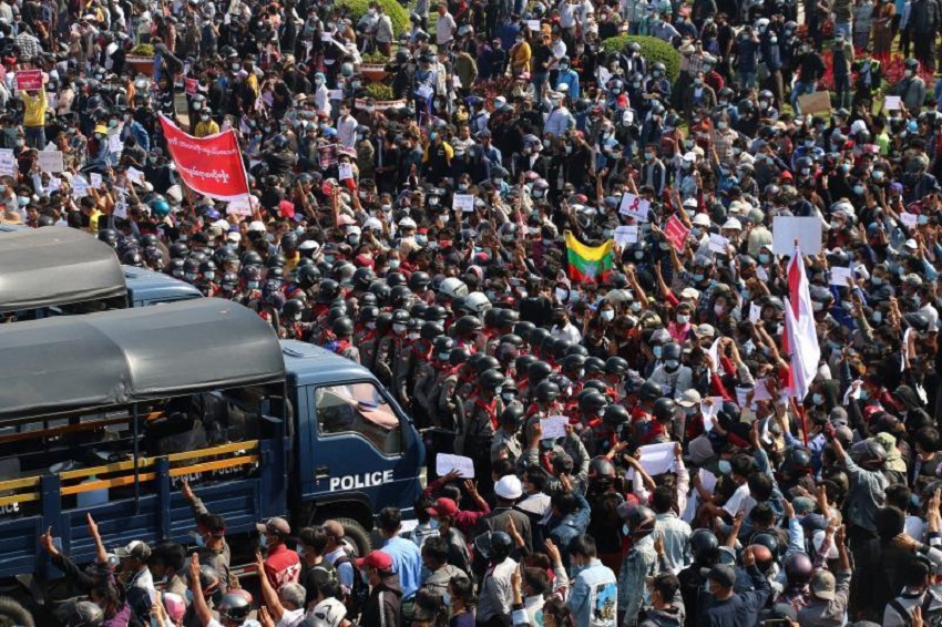 Birmania impone la ley marcial en varias ciudades ante crecientes protestas