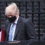 Boris Johnson; Vuelven a abrir comercios y terrazas en Inglaterra que estaban cerrados desde enero