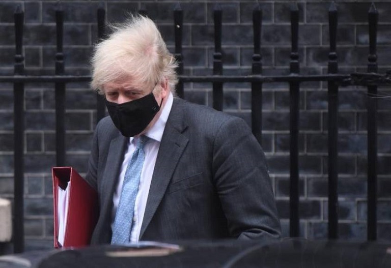 Boris Johnson; Vuelven a abrir comercios y terrazas en Inglaterra que estaban cerrados desde enero