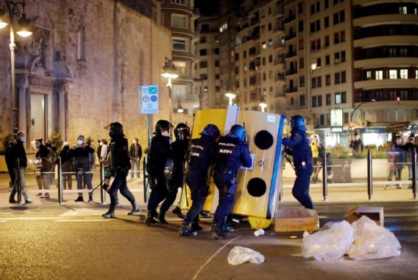 Cargas ante disturbios tras una concentración de apoyo a Hasel en Valencia