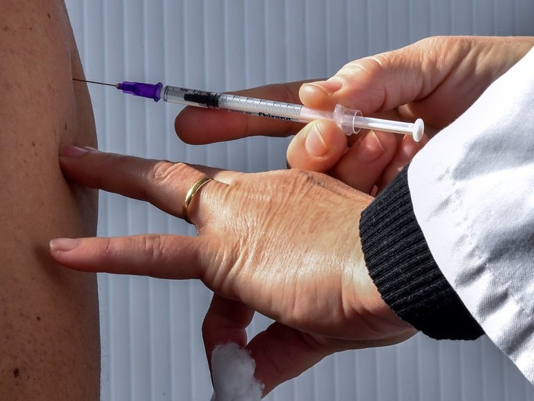 EE.UU. recomienda no alargar ensayos de vacunas ante mutaciones del coronavirus