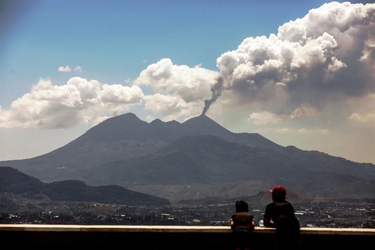 El volcán de Fuego en Guatemala continúa activo con diez erupciones por hora