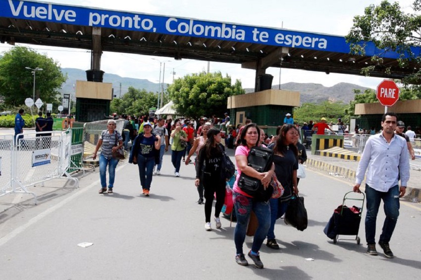 En la imagen, ciudadanos venezolanos ingresando a Colombia por el puente Internacional Simón Bolívar, en Cúcuta (Colombia). EFE