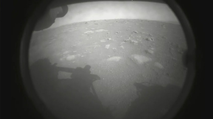 La primera foto que tomó el rover Perseverance de la NASA que ya llegó a Marte