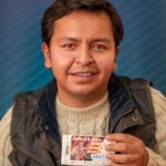 Fotografía cedida por Lotería Nacional de Bolivia que muestra al ciudadano boliviano Nelzon V. mientras muestra el billete ganador