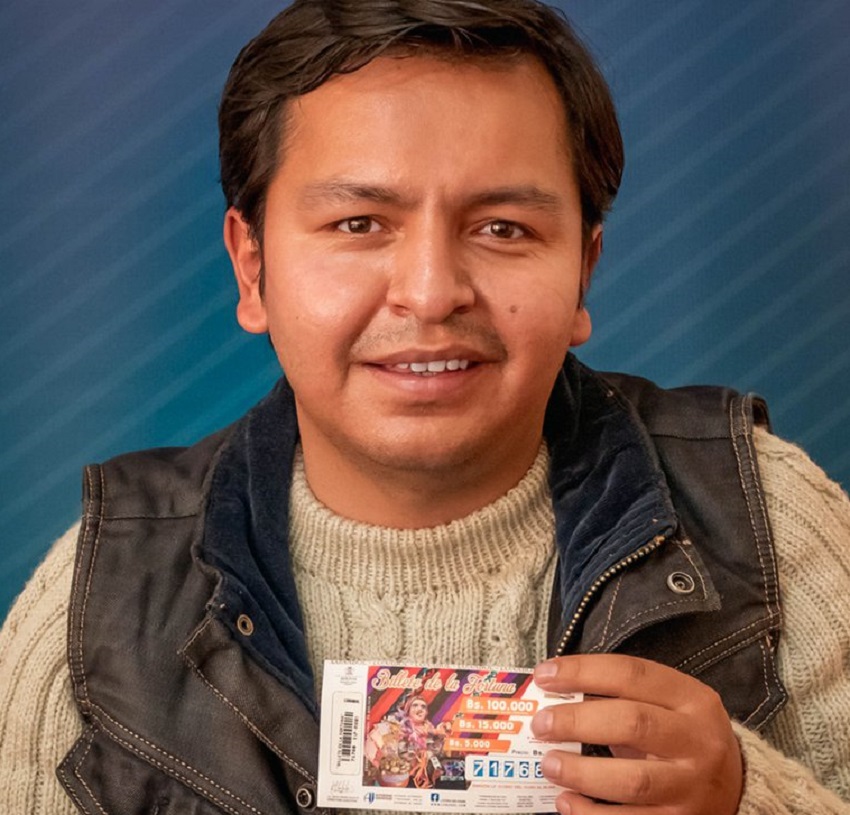 Fotografía cedida por Lotería Nacional de Bolivia que muestra al ciudadano boliviano Nelzon V. mientras muestra el billete ganador