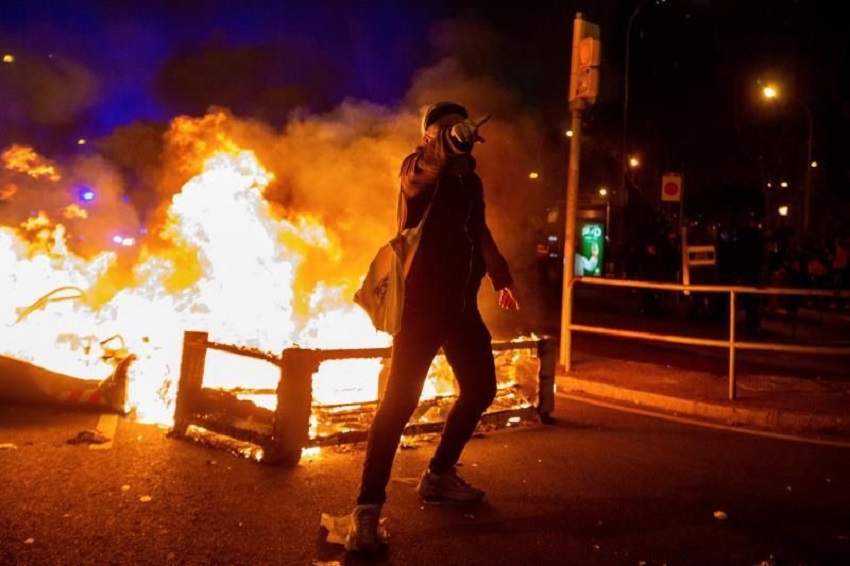 Incendios y barricadas en la segunda noche de protestas por Hasel en Cataluña