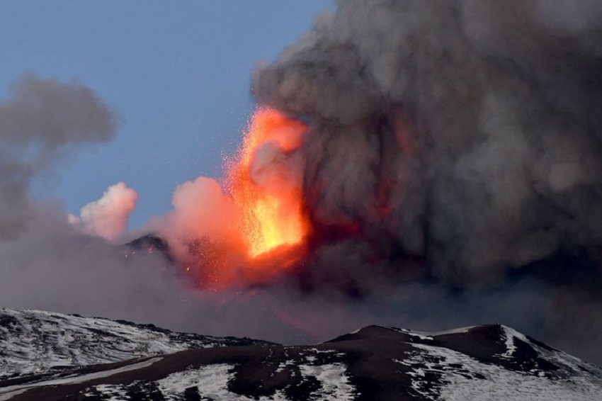 Italia cierra el aeropuerto de Catania por una erupción en el Etna