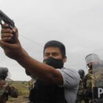 Un fotógrafo peruano amenazado por revelar un asesinato por un policía teme por su vida
