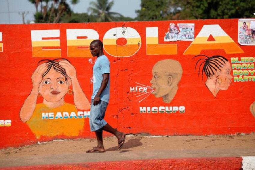 Un hombre camina junto a una pintura de concienciación sobre el ébola en una pared en el centro de Monrovia, capital de Liberia. (Foto: EFE)