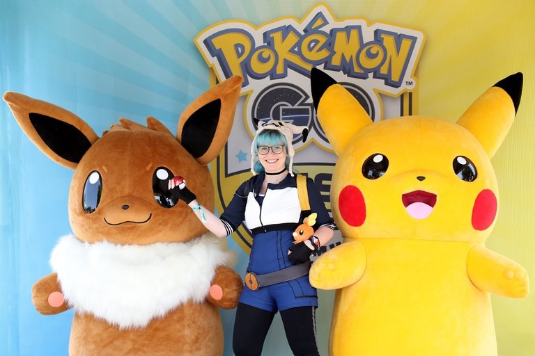 Una chica posa con figuras de Pokémon Pikachu (d) y Eevee (i) durante el evento 'Pokémon Go Fest' en Dortmund, Alemania. EFE