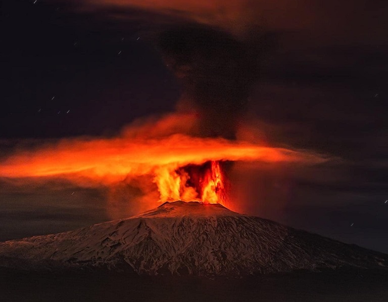 Séptima erupción del Etna en pocos días, con lluvia de cenizas