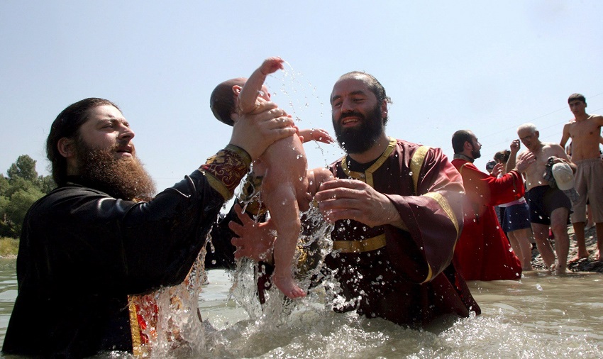 Piden que se acabe el "brutal" bautizo ortodoxo tras muerte de bebé de 6 meses en Rumanía